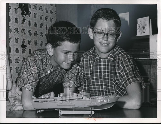 1965 Press Photo Craig Hardy and Scott Hardy during the Armed Forces Week - Historic Images