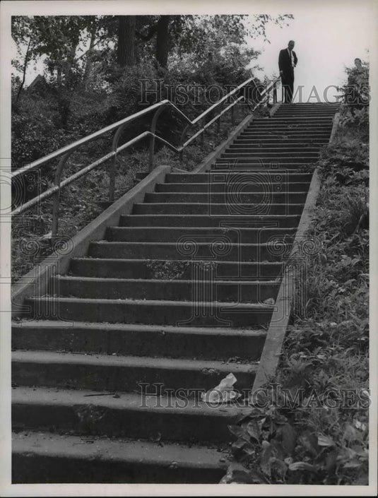 1963 Press Photo Stairway that Tom Giffin crawled up wounded from knife attack - Historic Images
