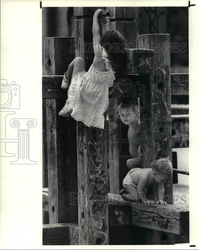 1988 Press Photo Seanissy McCarthy &amp; brothers Devin &amp; Jacen playing on a park - Historic Images