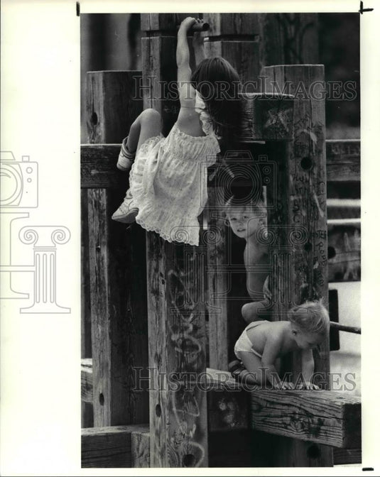 1988 Press Photo Seanissy McCarthy & brothers Devin & Jacen playing on a park - Historic Images