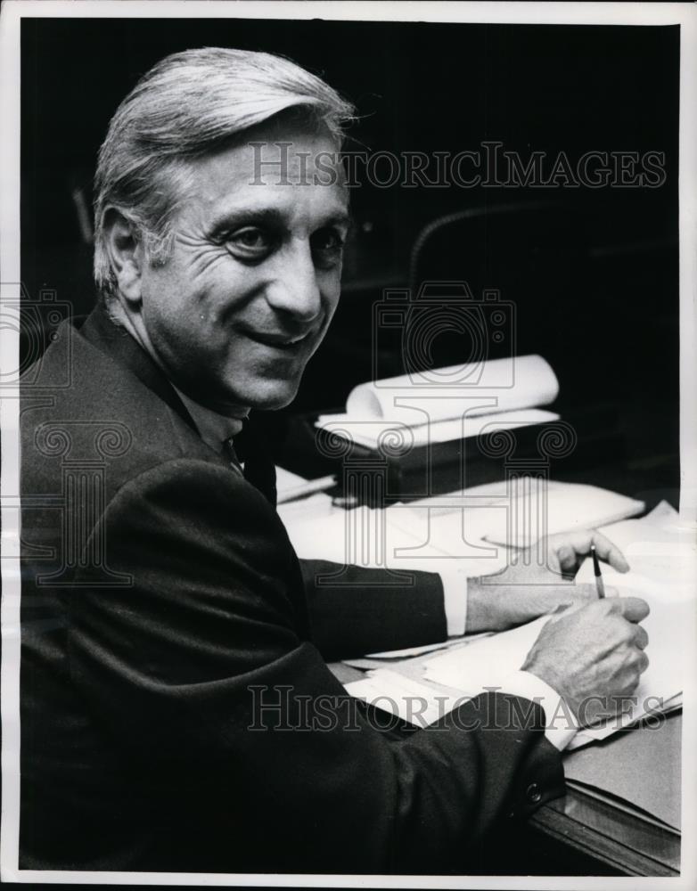 1968 Press Photo Undersecretary of Commerce Howard J Samuels in DC office - Historic Images