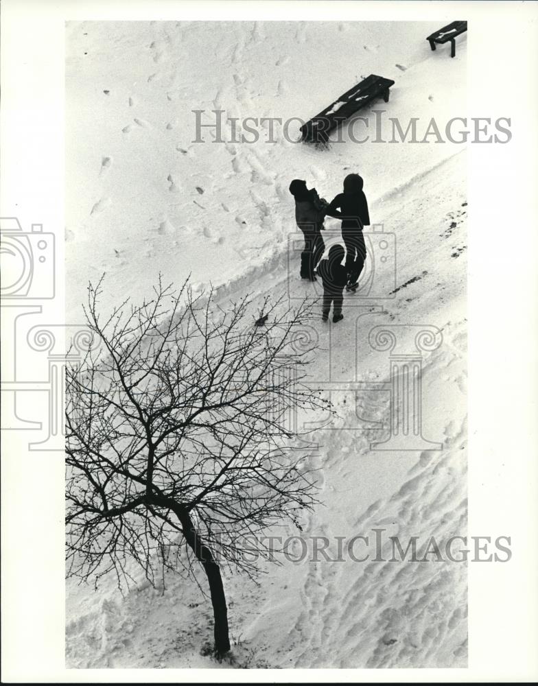 1986 Press Photo Group of people walk through cold day at Kennedy States - Historic Images