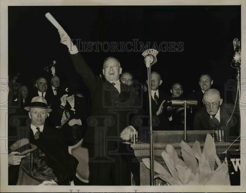 1936 Press Photo Gov. Alf Landon Waves Happily To The Crowd - nee85021 - Historic Images