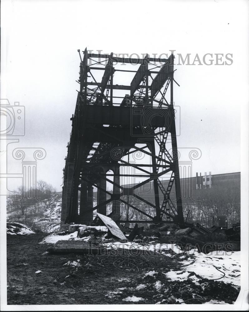 1971 Press Photo Harvard-Denison bridge demolition - cva82293 - Historic Images