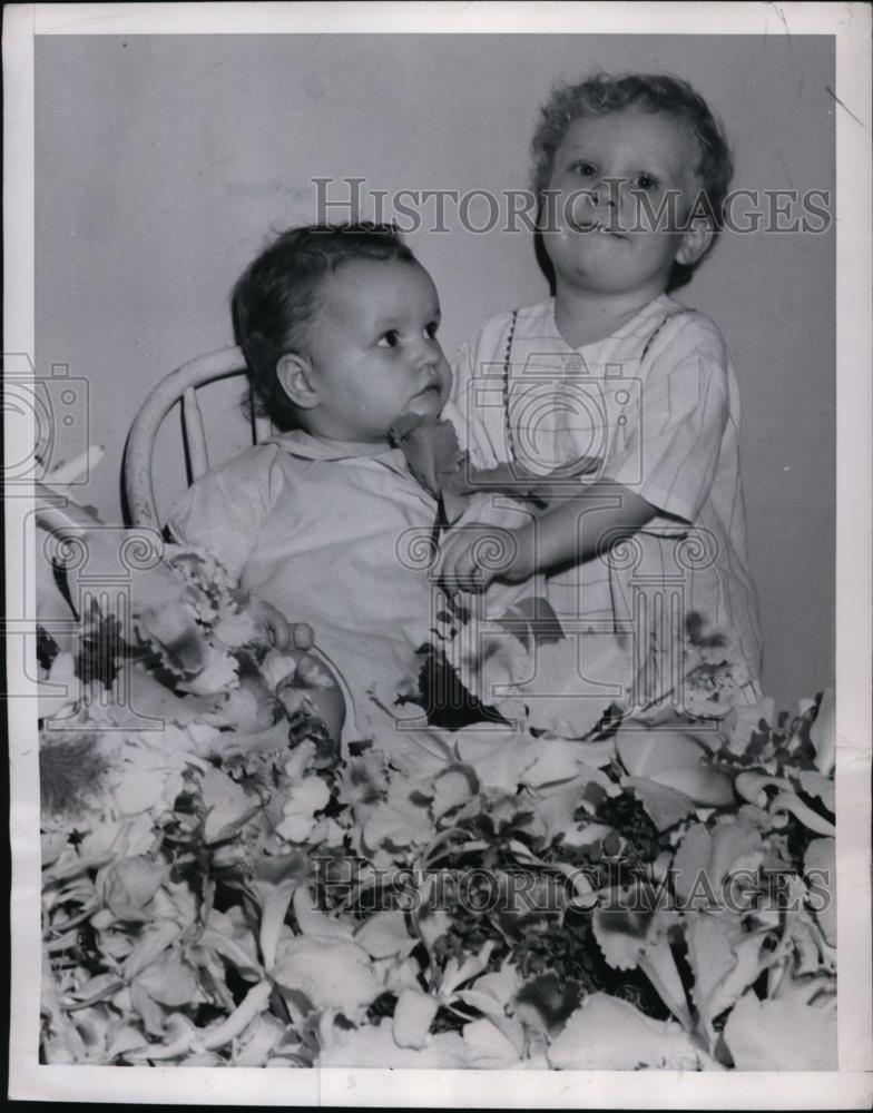 1947 Press Photo Jois Lamber and Joyce Ray at Mercy Crippled Children Hospital - Historic Images