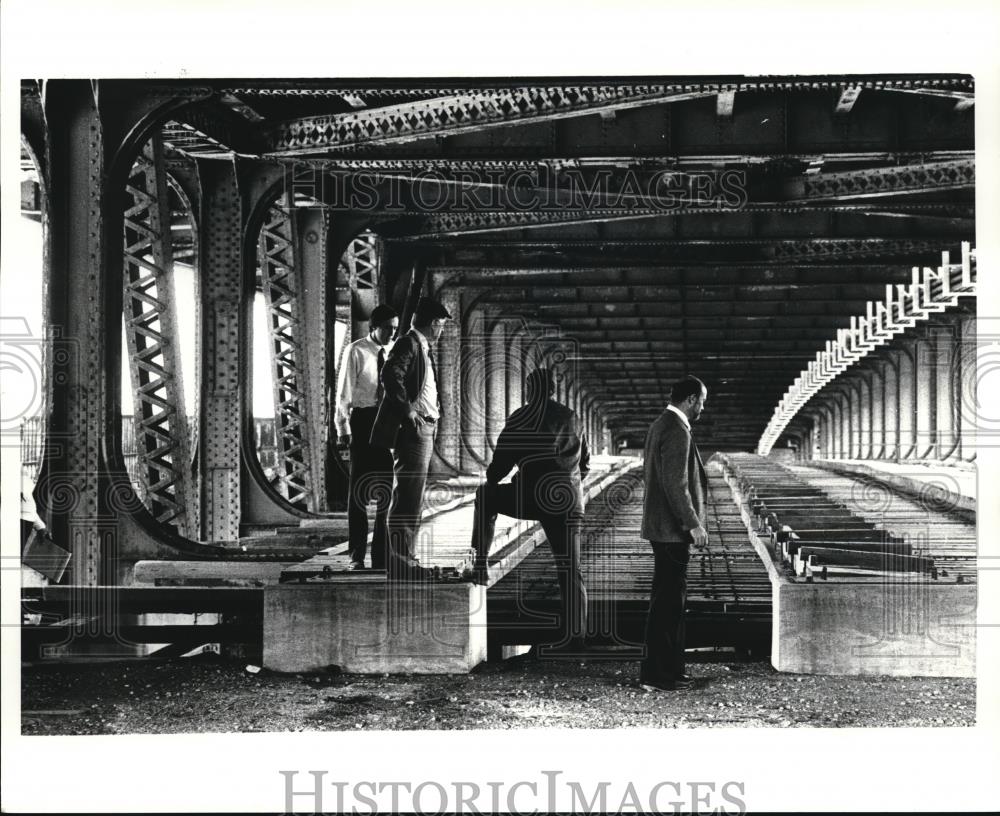 1985 Press Photo  Engineer Thomas J. Neff under the Detroit-Superior Bridge - Historic Images