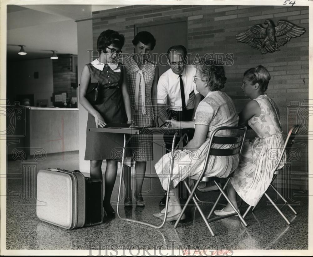 1965 Press Photo Ashland College, Joanne Runci &amp; parents &amp; staffer - nee87127 - Historic Images