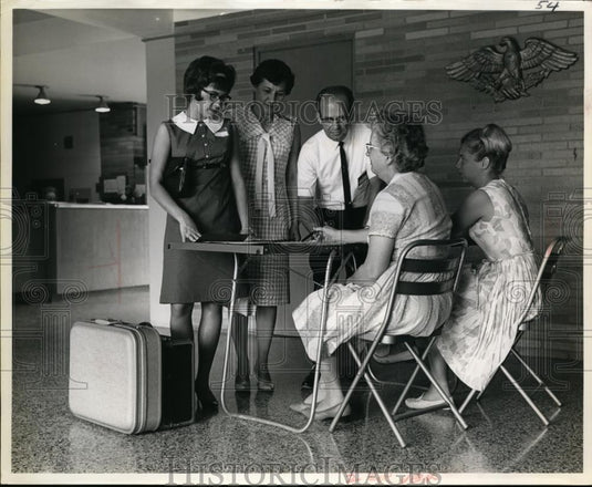 1965 Press Photo Ashland College, Joanne Runci & parents & staffer - nee87127 - Historic Images