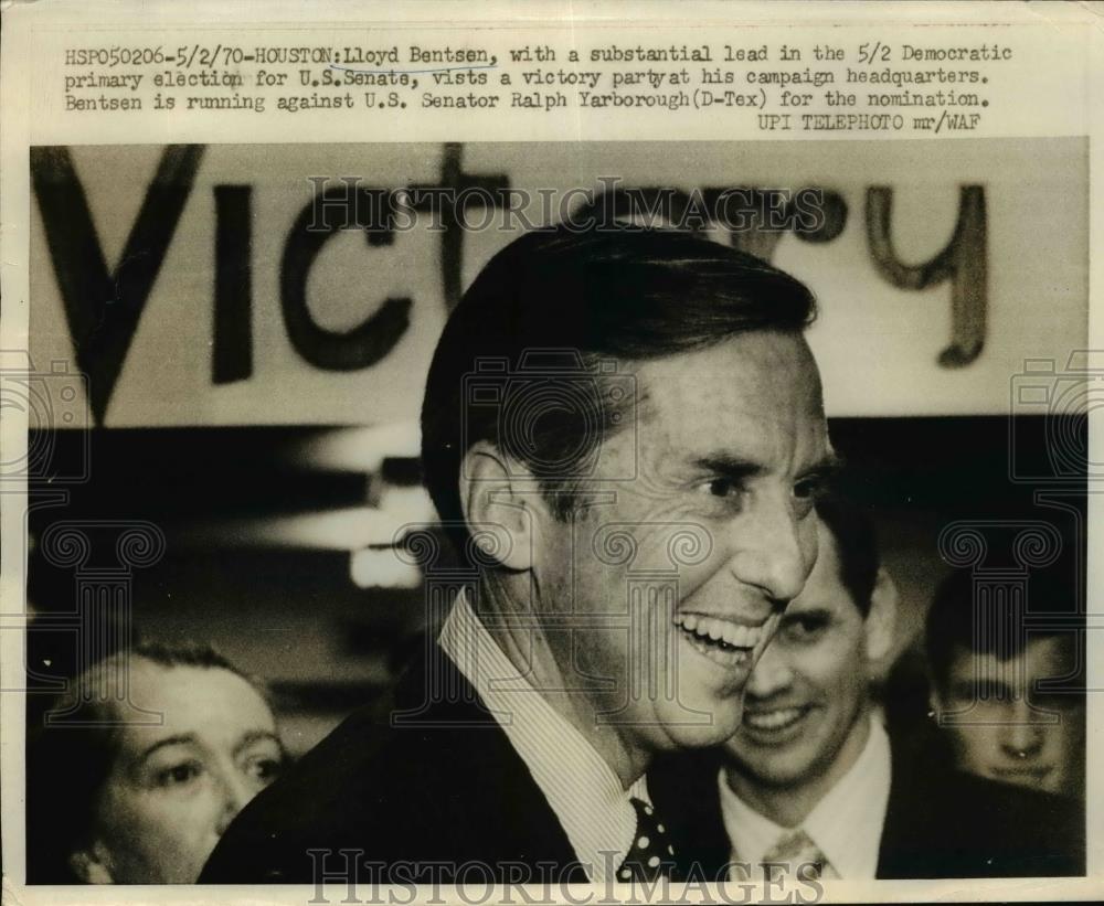 1970 Press Photo Lloyd Bentsen visit a victory party at his campaign Quarters. - Historic Images