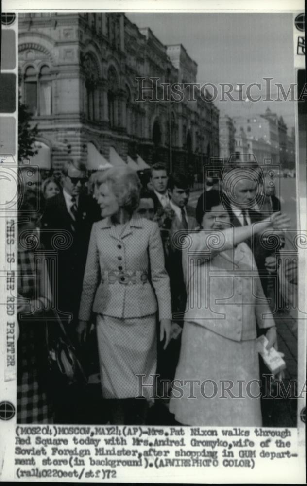 1972 Wire Photo Mrs. Nixon walks through Red Square - cvw13640 - Historic Images