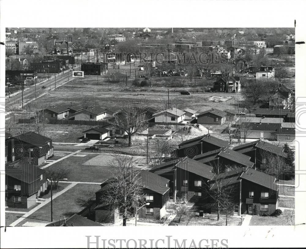 1987 Press Photo View from top of CMHA Bldg. at E. 30th St. showing home &amp; lots - Historic Images
