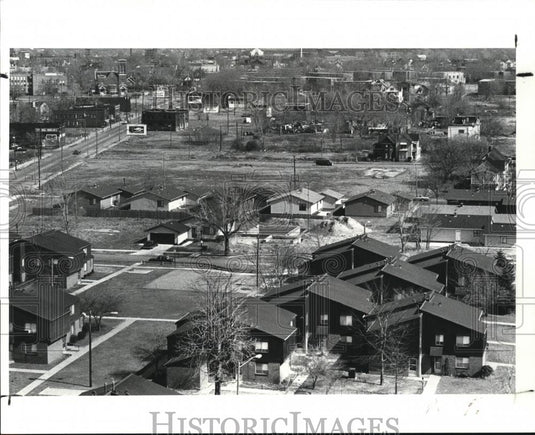 1987 Press Photo View from top of CMHA Bldg. at E. 30th St. showing home & lots - Historic Images