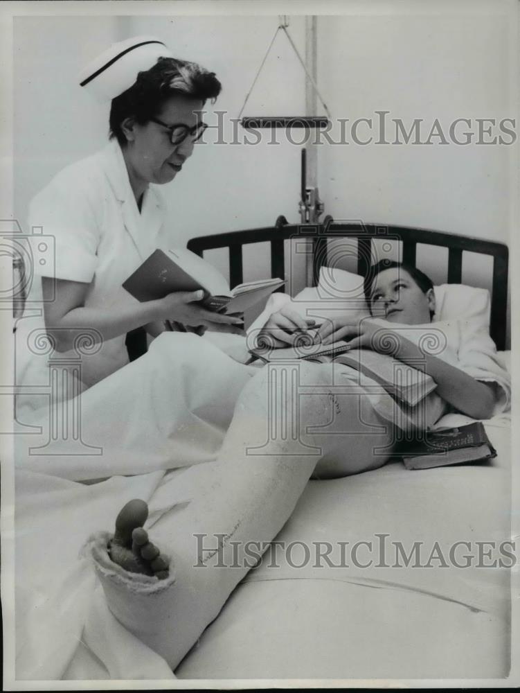 1961 Press Photo David Powell in Leavenworth Kansas Hospital school with a nurse - Historic Images