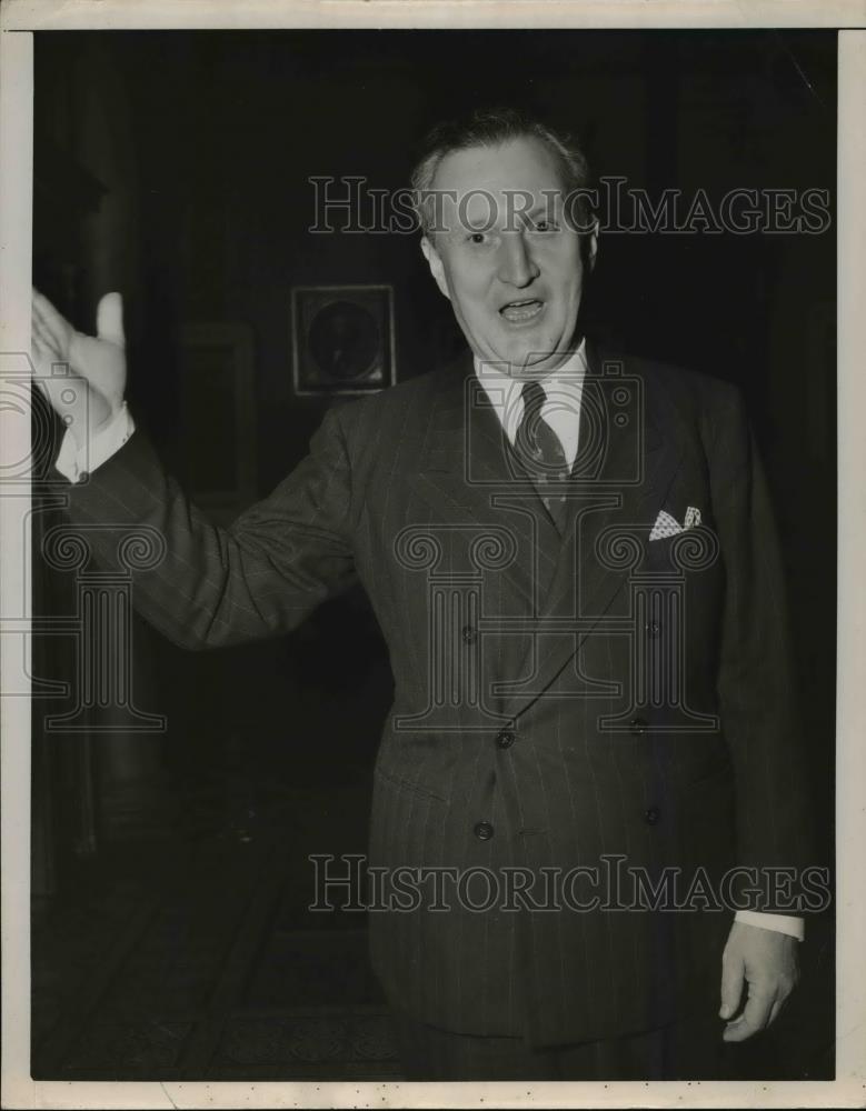 1951 Press Photo Senator William Benton of Connecticut in speaking pose. - Historic Images