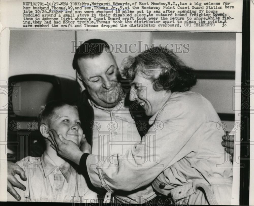 1958 Press Photo Mr &amp; Mrs Thomas &amp; Margaret Edwards &amp; son Thomas after rescue - Historic Images