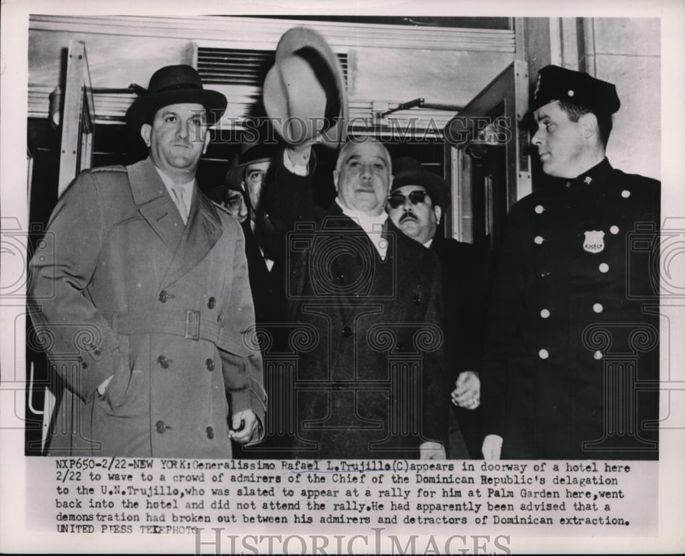 1953 Press Photo Generalismo Rafael L.Trujillo at the doorway of a hotel in N.Y - Historic Images