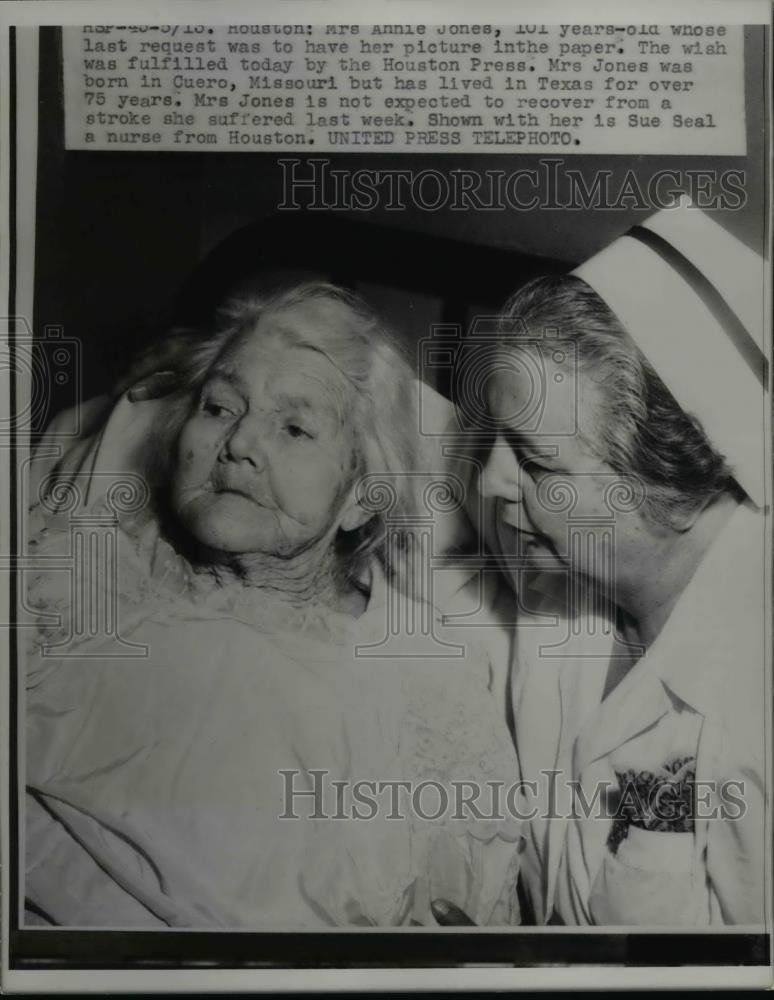 1953 Press Photo Mrs Jones age 101 in a Houston hospital after a stroke - Historic Images