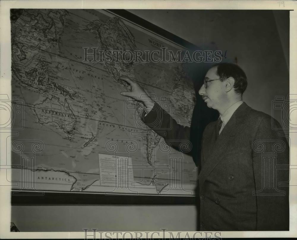 1942 Press Photo Moris Rosenthal, Director Office of Imports BEW. - nee84929 - Historic Images