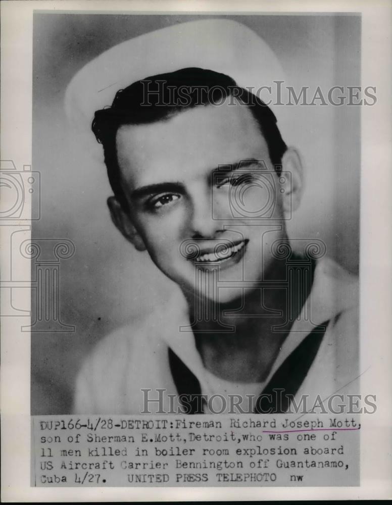 1953 Press Photo Richard Joseph Mott,Firemen killed in explosion abroad Aircraft - Historic Images