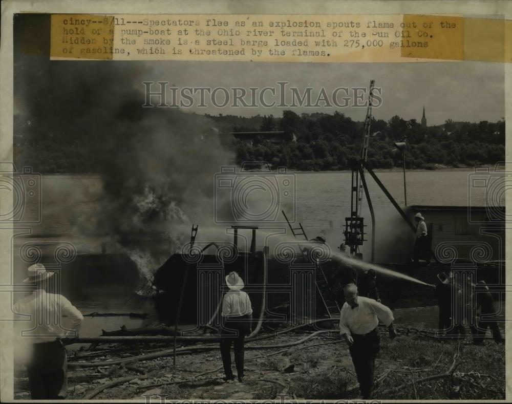 1947 Press Photo Spectators at fire at Ohio river Sun Oil Co terminal - Historic Images