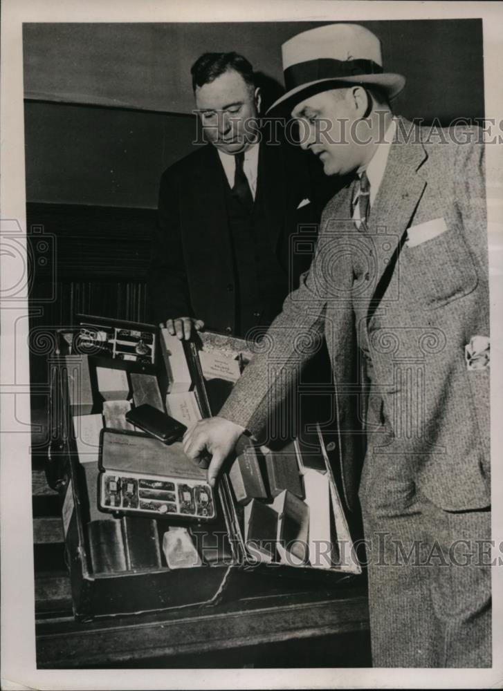 1936 Press Photo Det.John S Hickey and Sol Corsi with a case of Stolen Jewelries - Historic Images