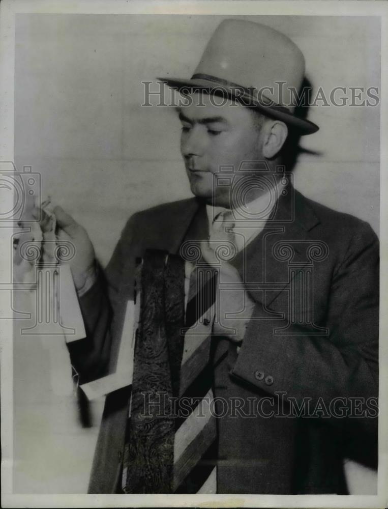 1934 Press Photo Captain GB Pardue with evidence in LA California kidnap case - Historic Images