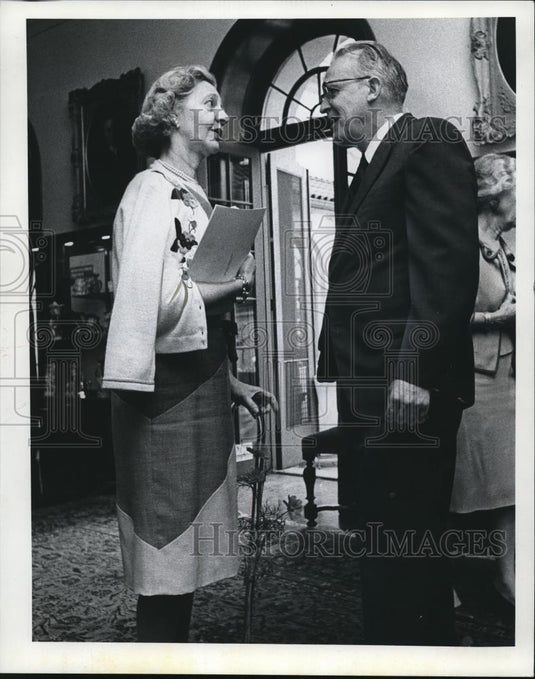 1967 Press Photo Mrs. Harrison Homann & Meredith B. Coeket, Dir. Western Reserve - Historic Images
