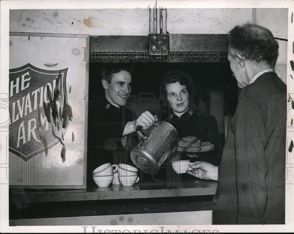 1951 Press Photo Probationer Lt. Edward Holmberg, Mrs. Lt. Col Edward - Historic Images