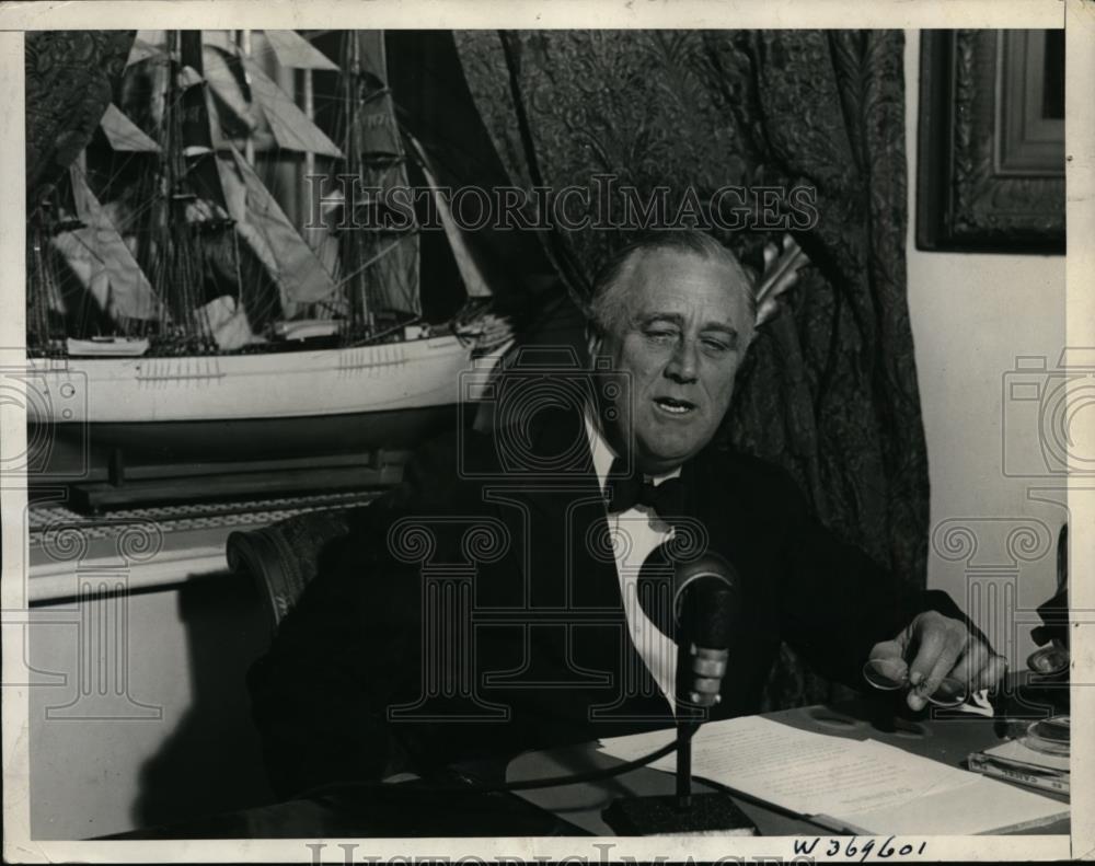 1936 Press Photo President Franklin D Roosevelt gives address from White House - Historic Images