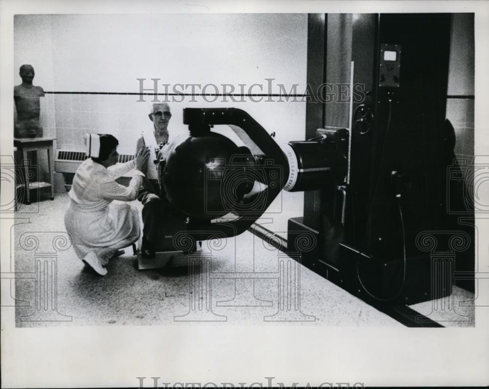 1958 Press Photo Cobalt Radiation Treatment at Manchester Memorial Hospital - Historic Images