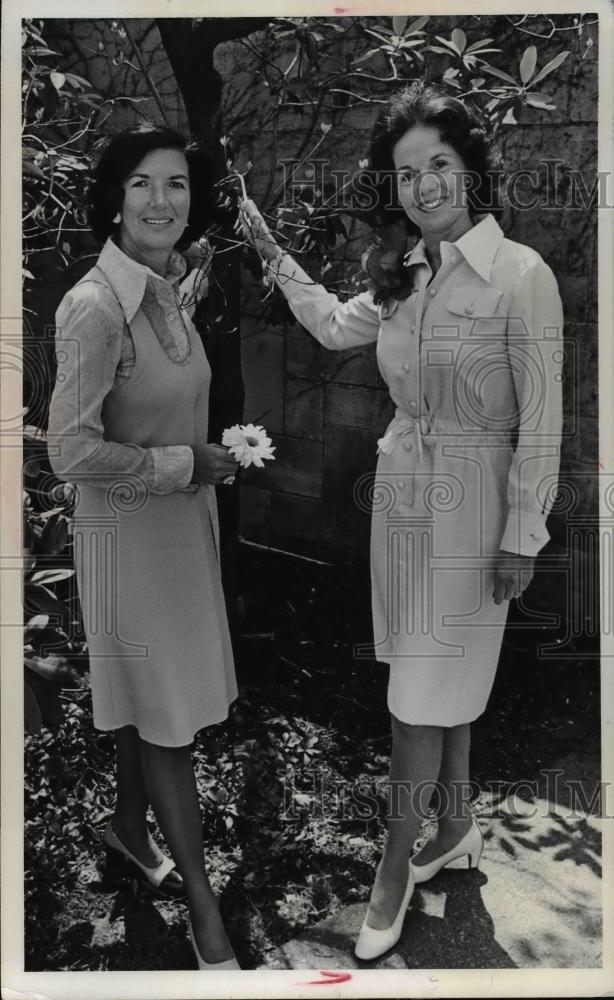 1974 Press Photo Mrs Garen Kelley &amp; Mrs William Kiser with a flowering tree - Historic Images