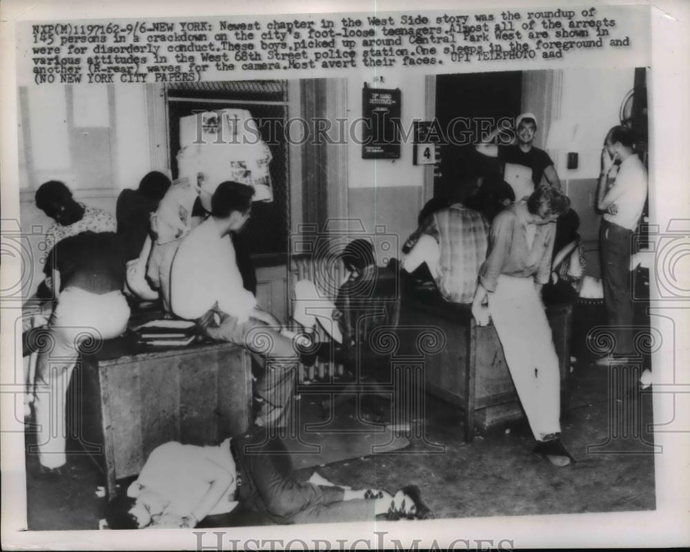 1959 Press Photo Police crack down on teenagers at W 68th Street in NYC - Historic Images