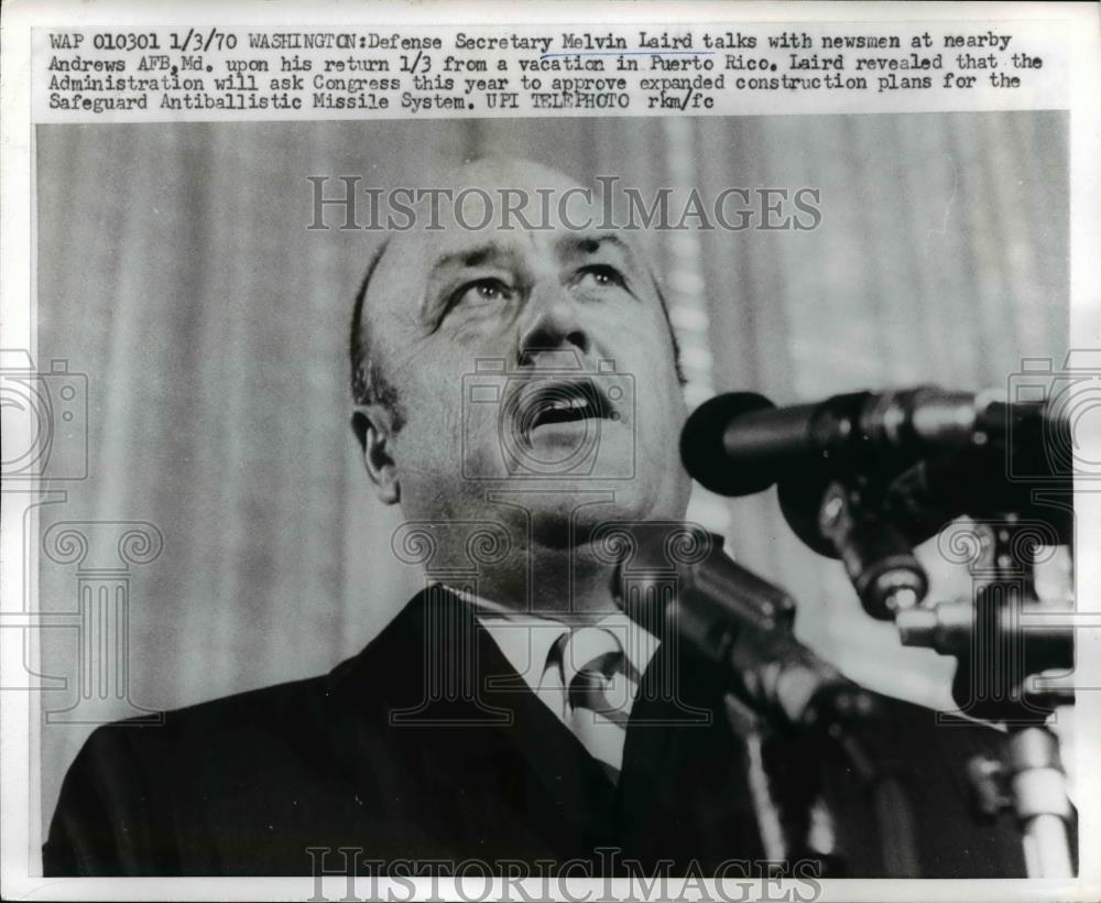 1970 Press Photo Malvin Laird, Sec. of Defense talks with Newsmen at St.Andrews. - Historic Images