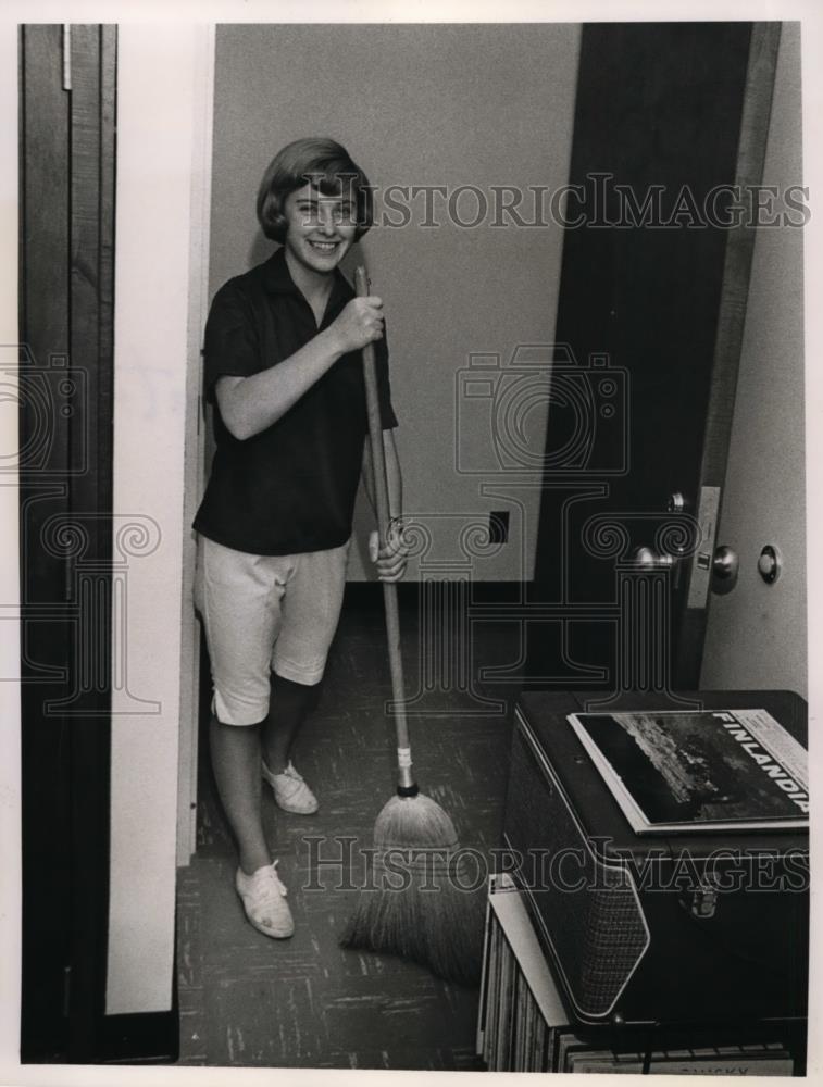 1961 Press Photo Jackie Haupt with broom cleaning Cleveland Ohio home - Historic Images