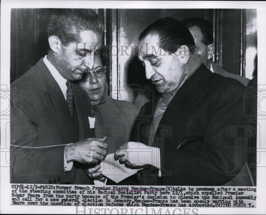 1955 Press Photo French Premier Pierre Mendes-France & press in Paris - Historic Images