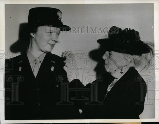 1943 Press Photo Cynthia Van Auken WAAC & grandmother Mrs JJ Fleming - nee88043 - Historic Images
