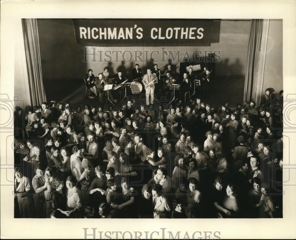 1933 Press Photo At the Richman Brothers Factory, City file stores - cva73862 - Historic Images