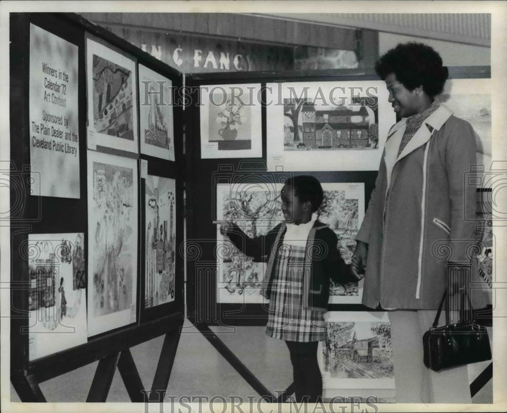 1971 Press Photo Mrs William Floyd &amp; daughter Taunya at Calendar 72 art contest - Historic Images