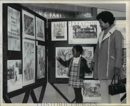 1971 Press Photo Mrs William Floyd & daughter Taunya at Calendar 72 art contest - Historic Images