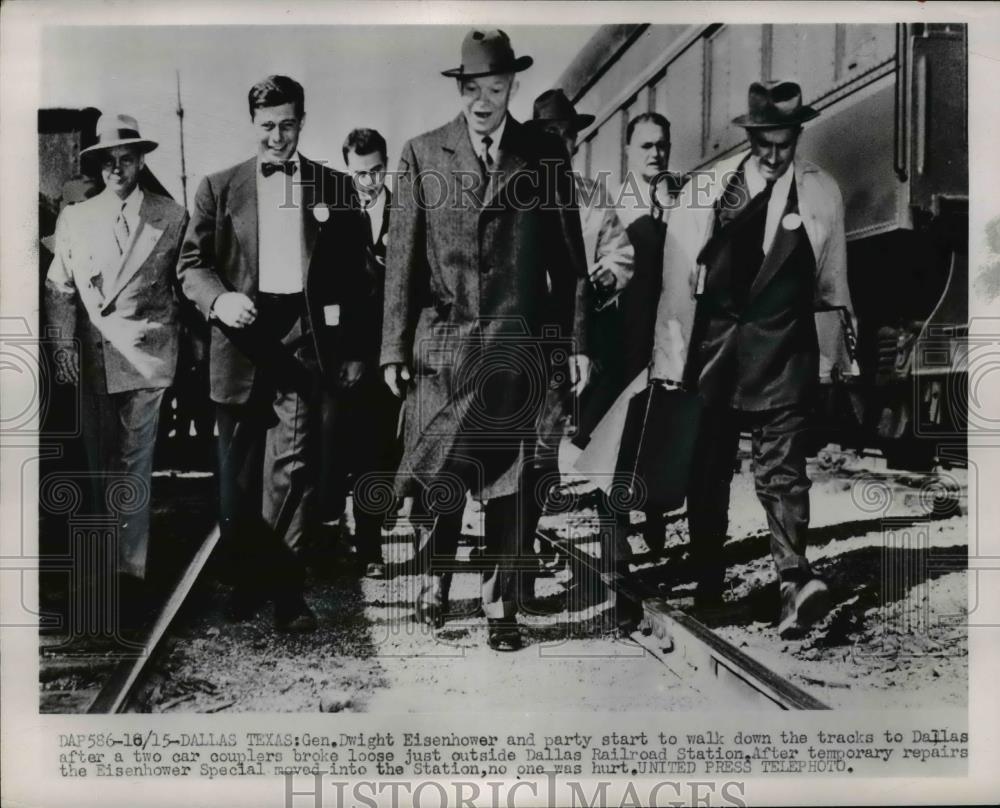 1952 Press Photo Gen. Dwight Eisenhower walks down the tracks to Dallas - Historic Images