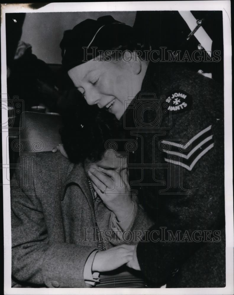 1956 Press Photo Hungarian refugee woman &amp; charity worker at Blackbushe England - Historic Images