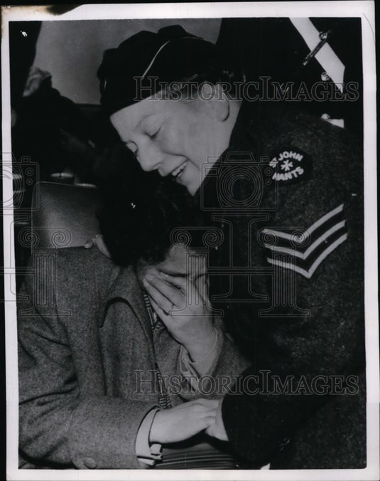 1956 Press Photo Hungarian refugee woman & charity worker at Blackbushe England - Historic Images