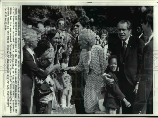 1974 Wire Photo Nixon&wife back at White House after 10 day trip to Middle East - Historic Images