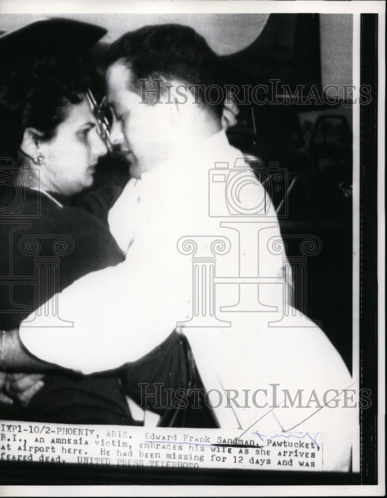 1956 Press Photo Edward F Sandman amnesia victim with wife at Phoenix Arizona - Historic Images