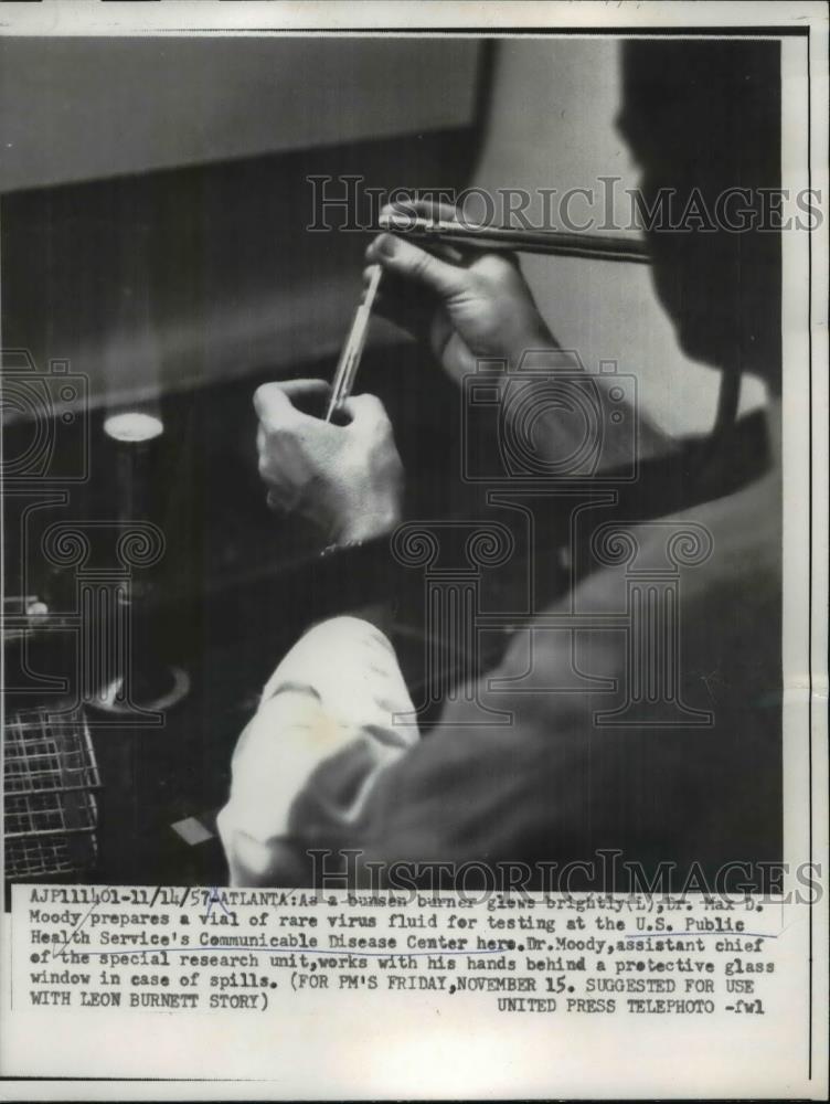 1957 Press Photo US Public Health CDC in Atlanta Georgia, Dr Moody does tests - Historic Images