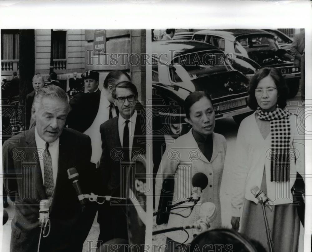 1969 Press Photo Henry Cabot Lodgem and Mme.Nguyen Thi Binh at Paris Peace Talks - Historic Images