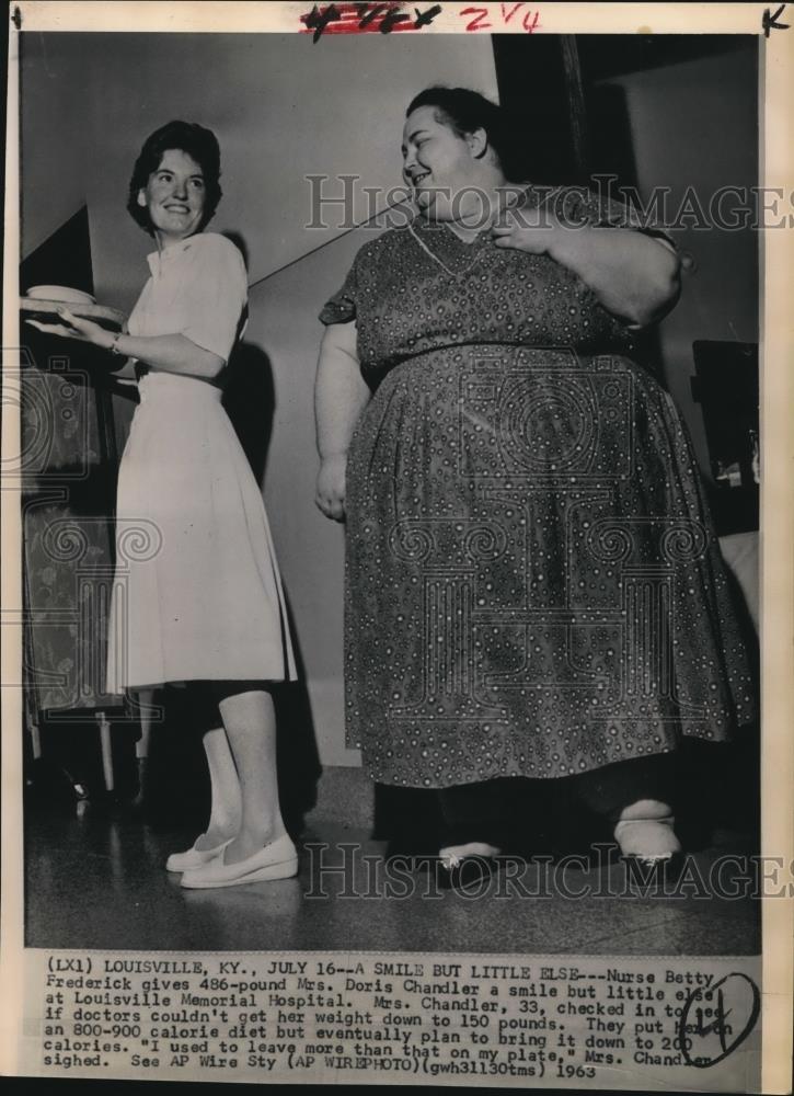 1963 Wire Photo Betty Frederick Gives 486 pounds Mrs. Chandler a Smile - Historic Images