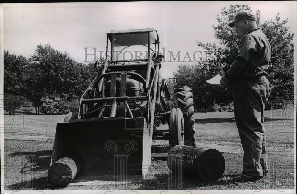 1967 Press Photo Ed Falacienski operates a skip loader with Richard Plesmid - Historic Images