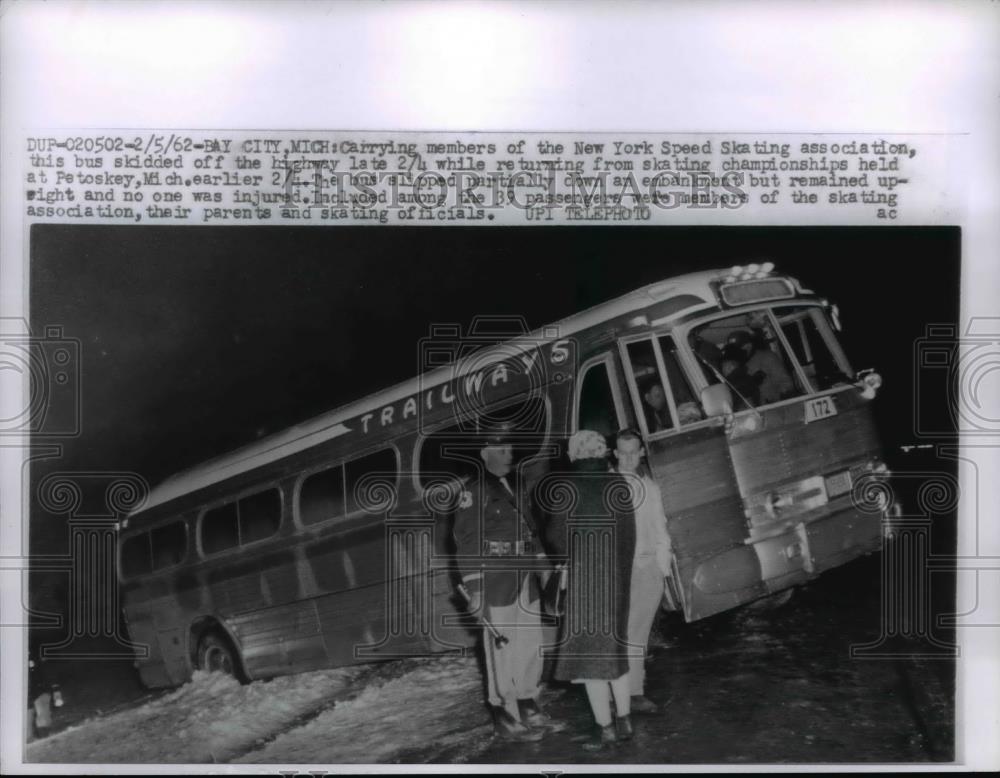 1962 Press Photo Bus carrying N.Y Speed skating Association skidded off highway - Historic Images