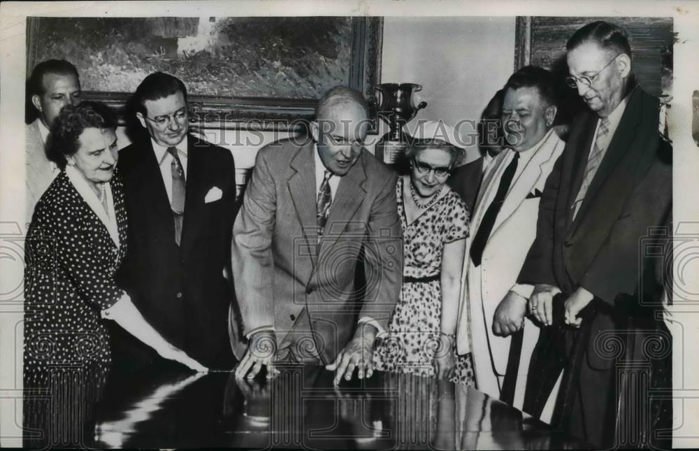 1955 Press Photo Pres.Dwight Eisenhower with Delegation of Ohio Republicans . - Historic Images